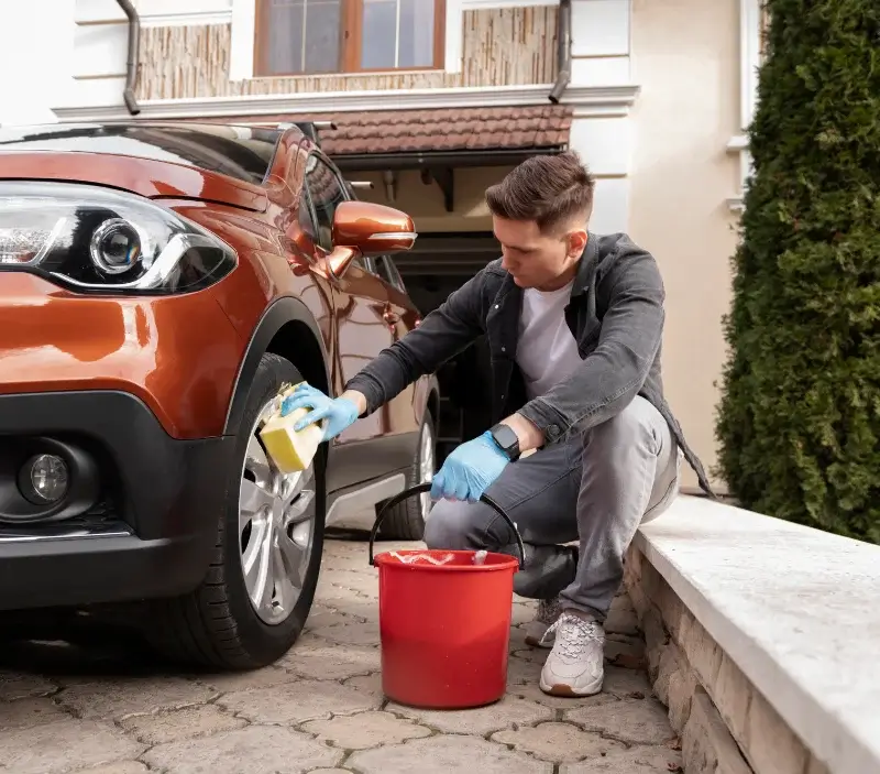 Lavage auto à domicile Champagnolles : professionnel intervenant sur un véhicule